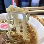 自家製麺 名無し - ウェーブがかかった幅広麺は、モチモチピロピロ。