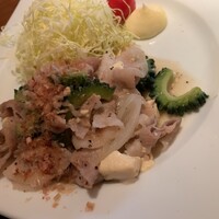 羅豚 はなれ - ゴーヤのグリーンが映える。 羅豚 はなれ - ゴーヤのグリーンが映える。