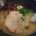 とん龍  - 豚骨麺800円