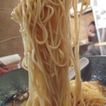 とん龍  - 豚骨麺800円麺アップ