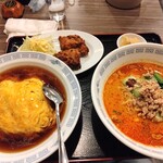 Toyosawa En - ラーメンセット。今日は、天津飯と担々麺を選択しました。