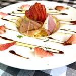 LEON - イチゴと生ハムのクリームパスタ