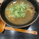 Miyako Kishimen - 僕はさっそく一口食べてみた。 すると、カレーの辛さときしめんのもちもち感が絶妙にマッチしていて、口の中でとろけるような感覚が広がった。