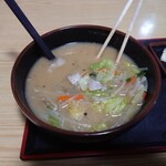 泉屋・手打うどん - みそうどん_700円　３すすり後に残った具たち