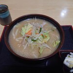 泉屋・手打うどん - みそうどん_700円　配膳時の画像