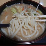 泉屋・手打うどん - みそうどん_700円　麺アップ