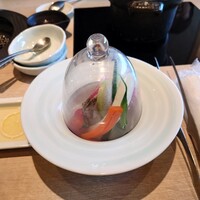 飛騨牛一頭家 馬喰一代 長良本家 - ◯野菜サラダ
                鮮度感の良いキュウリ、紅芯大根、にんじん、
                ラディッシュ、オクラ、里芋❔、
                ズイキ（芋の茎）❔、生椎茸、トマト
                などを甘味ある辛味噌ダレに付けて食べる