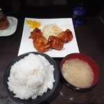 情熱食堂 - 伝説の唐揚げM定食（４個）860円　配膳時の画像