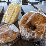 コメノパンヤ玄氣堂 - 料理写真:ビックロワッサン（右）の大きさが際立っています。