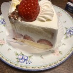 LiLiBET CAFE - ショートケーキ。正統派でとてもうまい。砂糖小麦粉抜きの糖質ゼロショートケーキという兄弟分もいるそうです。