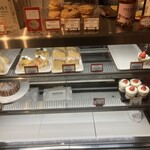 LiLiBET CAFE - お店のショーケース。午後3時ごろでしたが、狙いのショートケーキは残弾1…。