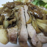 Kanoya - 舞茸＋玉ねぎ炒めの下にポークソテー。