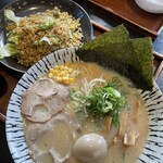 味華 - 豚骨醤油ラーメンとガーリックライス