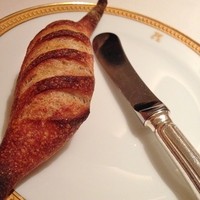 アピシウス - バゲットはかなり焼きを攻めています　天然酵母の風味が効いています