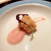 アピシウス - アミューズ　鱈の白子のフリット　西洋ナシとリンゴのソース