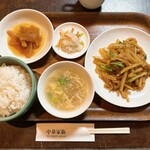 中華家族 - 豚肉とセロリの炒め（990円）