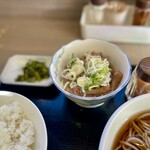 八ヶ岳パーキングエリア（下り線）赤岳 - もつ煮(+小鉢の野沢菜）で米を掻き込む、蕎麦の汁で流し込む、小鉢には地元の名産野沢菜漬