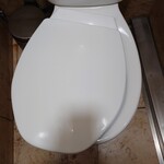 HENRIQUE SÁ PESSOA - トイレをただで貸してくれた親切なピザ屋　蓋が曲がっている