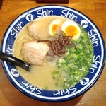 博多らーめん Shin-Shin - 煮玉子入りらーめん（890円）