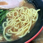 麺家 紫極 - 酒井の麺は武蔵家仕様の中太麺。