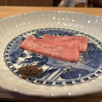にくの匠 三芳 - 神戸牛牛たん昆布〆ポン酢と塩昆布と共に