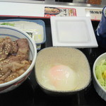 Yoshinoya - 牛カルビ丼の小盛と半熟玉子、納豆、のり、生野菜サラダ