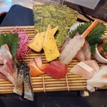 うみからそらへ - お刺身　タイ ブリ シメサバ サーモン マグロ 生エビ  カンパチ 腹身（カンパチ？）生タコ ブリ？の漬け 卵焼き 海苔