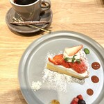 Cafe choose + - いちごタルトとブレンドコーヒーのホット