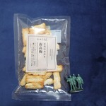 3COINS+plus - 志向のおかき（南高梅）45g_162円