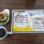 トラットリア イル デルフィーノ - ランチのサラダと飲み放題のコーヒー(黒烏龍茶も有り)