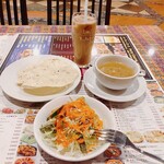 インド・ネパールレストラン キッチンキング - セットのサラダ＆ドリンク、サービスのパパド＆スープ