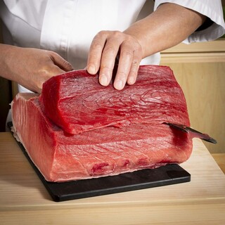 日本料理の老舗なだ万で修行した料理長が豊洲から仕入れる鮮魚◎
