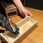 Ichiroku Yon San Agaru - 鶏肉を干した、鶏節を削ります。