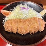 かつ久 - しっかりと厚みのあるロースかつ。ソースで食べたり、岩塩で食べたり、色々楽しめました。