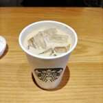 Starbucks Coffee - アイスのスターバックスラテ、トールサイズをオーダーしました。