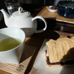 古伝餡 浜岡屋 - （2023/12月）煎茶と深谷駅舎アイス最中　黒豆きな粉