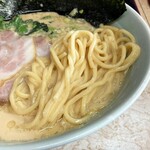 寺田家ラーメン - 長多屋製麺の中太麺。