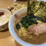 Iekei Ramen Kantetsuya - 中盛ラーメン900円 中ライス150円