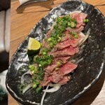 北海道産ひつじ肉炭火兜ひつじ×烤羊肉 - 羊のたたき