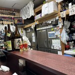 ビストロ&焼肉 照 - 店内：日本酒や焼酎の品揃えが豊富