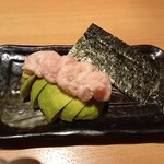 寿司と居酒屋 魚民 - まぐろたたきアボカド刺し