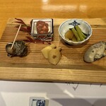 Itamaegokoro Kikuura - 2024年1月 前菜　数の子と花山葵　姫サザエの壺焼き　クワイ煎餅　牡蠣のオイル蒸し