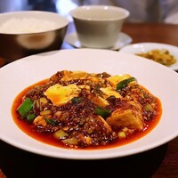 新中国料理HARAKAWA 北新地店 - ○ランチセット(1,500円)
                    前菜盛り合わせ
                    気仙沼産フカヒレスープ(+500円)
                    麻婆豆腐
                    ご飯･香の物
                    シルクスイートを使用した焼き芋のブリュレ