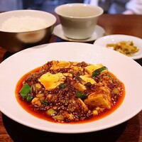 新中国料理HARAKAWA 北新地店 - ○ランチセット(1,500円)
                    前菜盛り合わせ
                    気仙沼産フカヒレスープ(+500円)
                    麻婆豆腐
                    ご飯･香の物
                    シルクスイートを使用した焼き芋のブリュレ