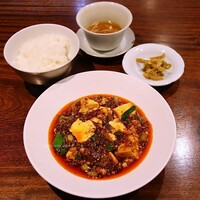 新中国料理HARAKAWA 北新地店 - ○ランチセット(1,500円)
                    前菜盛り合わせ
                    気仙沼産フカヒレスープ(+500円)
                    麻婆豆腐
                    ご飯･香の物
                    シルクスイートを使用した焼き芋のブリュレ
