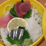 旨い魚とレモンサワー トロ匠 - お通しの刺し身