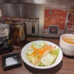 いきなりステーキ - サラダ、スープ、烏龍茶