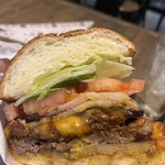 folk burgers&beers - フォーキースモーキーベーコンチーズ断面アップ