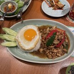 タイの食卓 クルン・サイアム - ガイ・パット・バイ・ガパオ・ラート・カオ