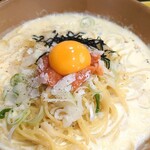 Parume naara - 博多明太子パルメナーラ(M※麺量多め)860円✨卵は自分で割って全卵でも黄身だけでも！卵乗せるの成功バージョン。この後 白身も入れています。